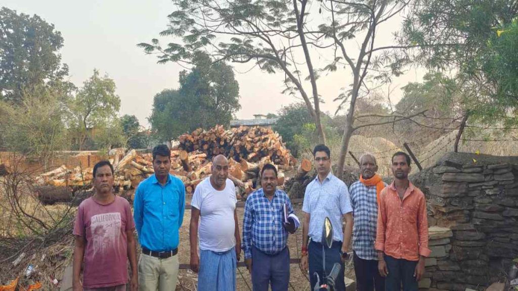 अवैध लकड़ी के भंडारण पर कार्रवाई, तहसीलदार ने पेड़ों के गोले जब्त कर वन विभाग को किया सुपुर्द 2 image 2024 03 21t2214124474224867693319292