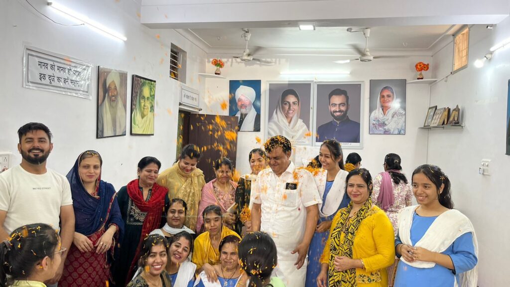 नवापारा संत निरंकारी मिशन के सदस्यों ने खेली फूलो की होली…. 2 img 20240324 wa00285143175440136611932