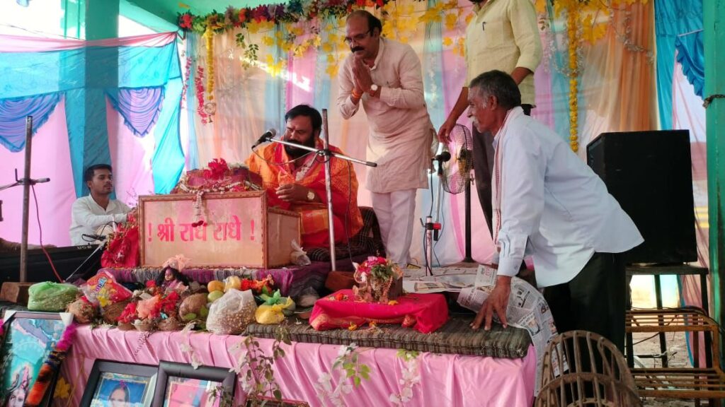 दादारझोरी में आयोजित श्रीमद भागवत कथा के बीच पहुंचे परदेशी राम साहू, भागवत भजन का किया रसपान 2 img 20240324 wa0035138236511181284241