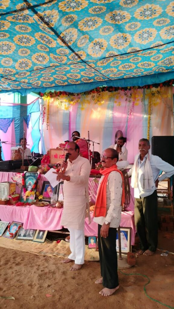 दादारझोरी में आयोजित श्रीमद भागवत कथा के बीच पहुंचे परदेशी राम साहू, भागवत भजन का किया रसपान 3 img 20240324 wa00364833114267061448419