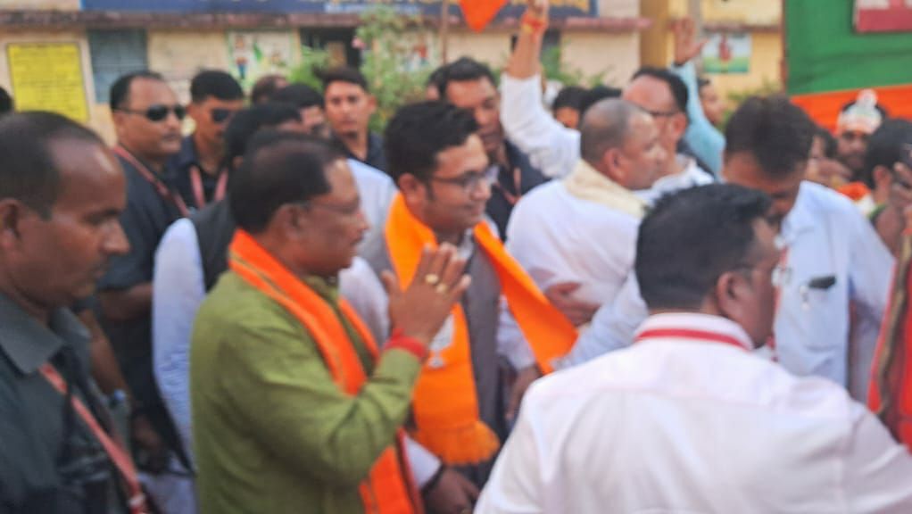 मुख्यमंत्री साय युवा नेता देवांगन को ले गये अपने साथ ….. 2 img 20240427 wa00593537110267437432382