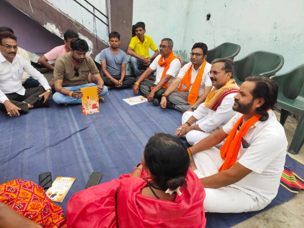 बृजमोहन की जीत के लिए भाजपा नेता धुप में भी बहा रहे हैं खूब पसीना 2 img 20240430 wa00441810022339663168525