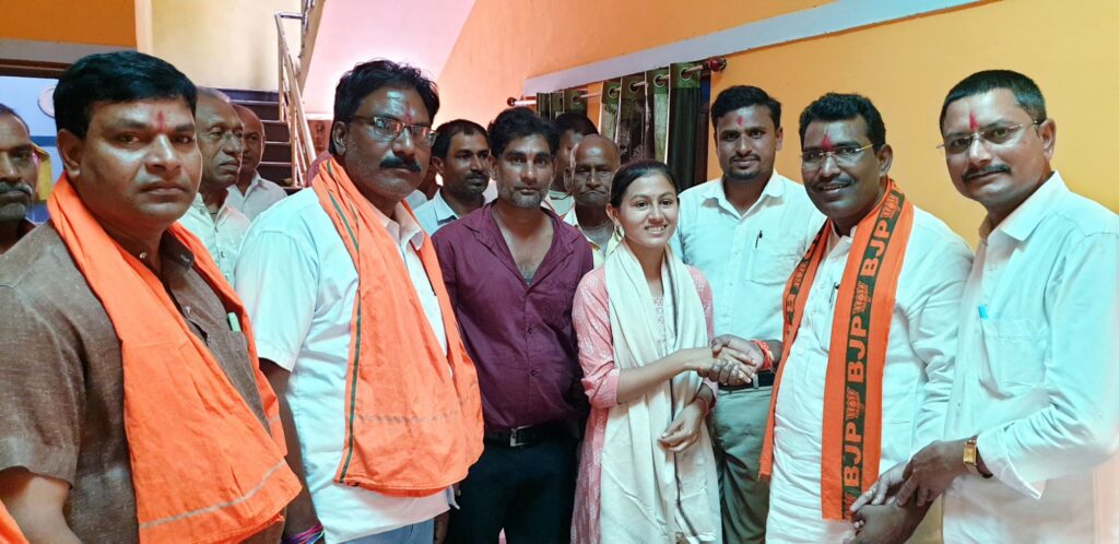 दसवीं की प्रावीण्य सूची में दूसरा स्थान प्राप्त करने वाली मेधावी छात्रा होनीशा को विधायक रोहित साहू ने किया सम्मानित 2 img 20240510 wa00293054173989369671136