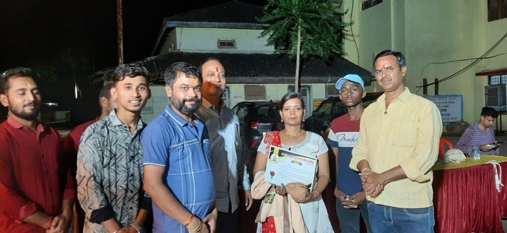 दक्षिणमुखी संकटमोचन सुंदरकांड मंदिर समिति नवापारा ने किया प्रतिभावान विद्यार्थियों का सम्मान। 4 img 20240523 wa00362032825856215412720