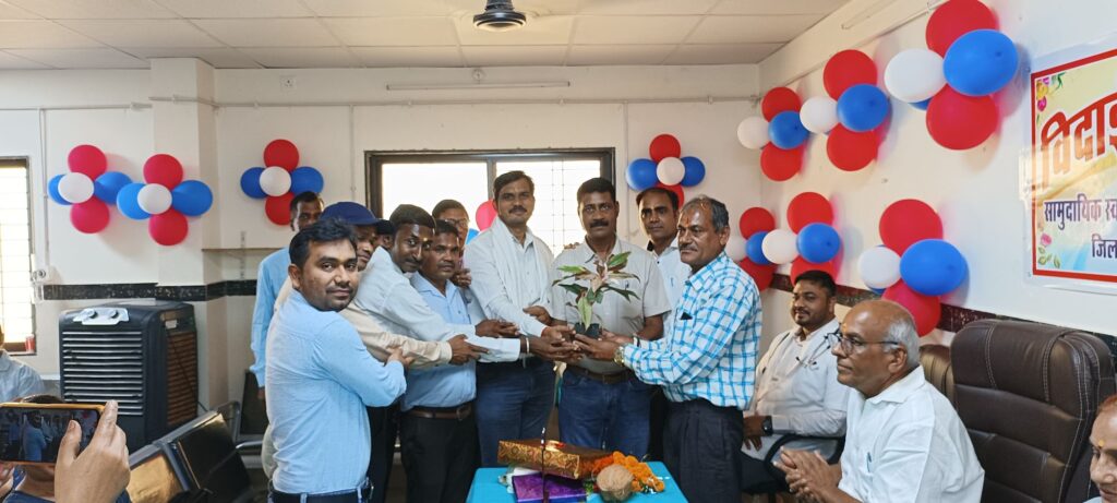 डॉ. एके शर्मा व वरिष्ठ स्वास्थ्य कर्मचारी अशोक साहू हुए सेवानिवृत, हुआ विदाई समारोह का आयोजन 3 img 20240531 142522919286242265816620