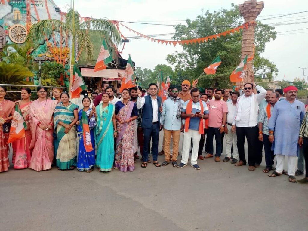 अभनपुर विधायक इंद्रकुमार साहू पहुंचे नवापारा, पार्टी कार्यकर्त्ताओ के साथ जाहिर की जीत की ख़ुशी, जताया आभार 6 fb img 17176707280786570018322783327702