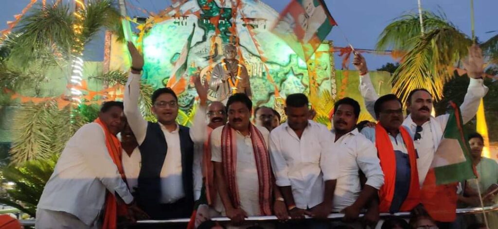 अभनपुर विधायक इंद्रकुमार साहू पहुंचे नवापारा, पार्टी कार्यकर्त्ताओ के साथ जाहिर की जीत की ख़ुशी, जताया आभार 2 fb img 171767076564721978263826902685