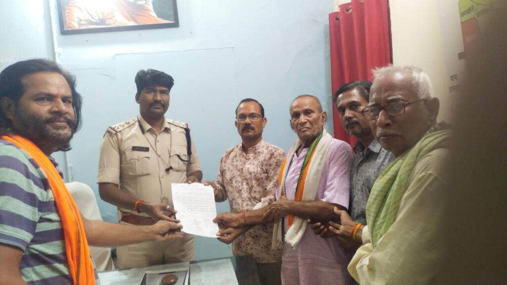 माता शीतला मंदिर में सीसी टीवी का तार तोड़ने वाले के खिलाफ समिति ने पुलिस को सौंपा ज्ञापन, की कार्यवाही की मांग 2 img 20240601 wa00374941550267936893599