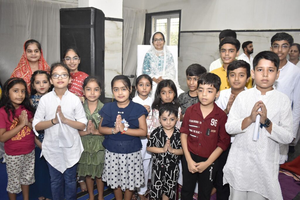 बच्चे जो भी बनना चाहे मुबारक हैं, पर वह पहले एक अच्छा इंसान बनना चाहिए ... बहन सिमरन रहेजा जी 2 img 20240602 wa00225641113966494813498