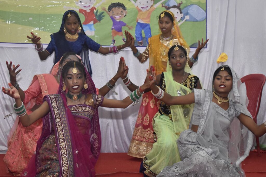 बच्चे जो भी बनना चाहे मुबारक हैं, पर वह पहले एक अच्छा इंसान बनना चाहिए ... बहन सिमरन रहेजा जी 4 img 20240602 wa00233640444262737493442