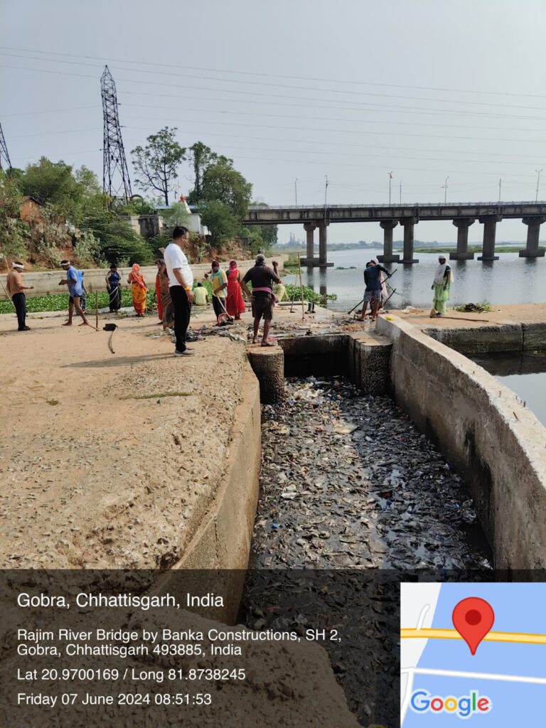 अधिकारी कर्मचारी व जनप्रतिनिधियों ने की महानदी तट की सफाई, शहर का गन्दा पानी अब नहीं मिलेग महानदी में, हुआ परमानेंट समाधान 2 img 20240607 wa00732977790208544472188