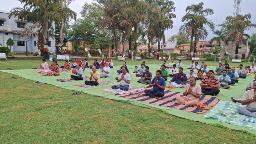 नवापारा सहित अंचल में धूमधाम से मना दसवा अंतराष्ट्रीय योग दिवस 5 img 20240621 wa00887785143774655307137