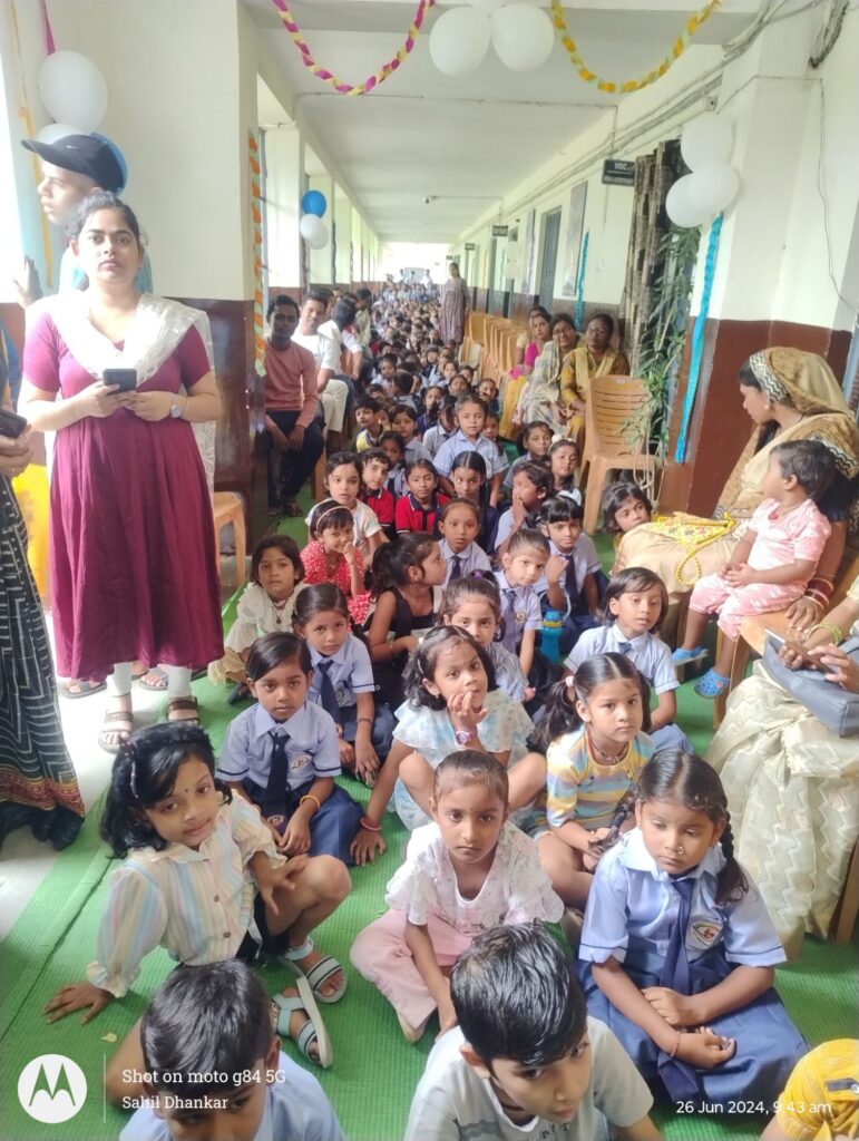 शासकीय हरिहर आत्मानंद स्कूल में धूमधाम से मना प्रवेश उत्सव, बच्चों का मुँह मीठा कराकर किया गया स्वागत 2 img 20240626 wa00835488898254649269060
