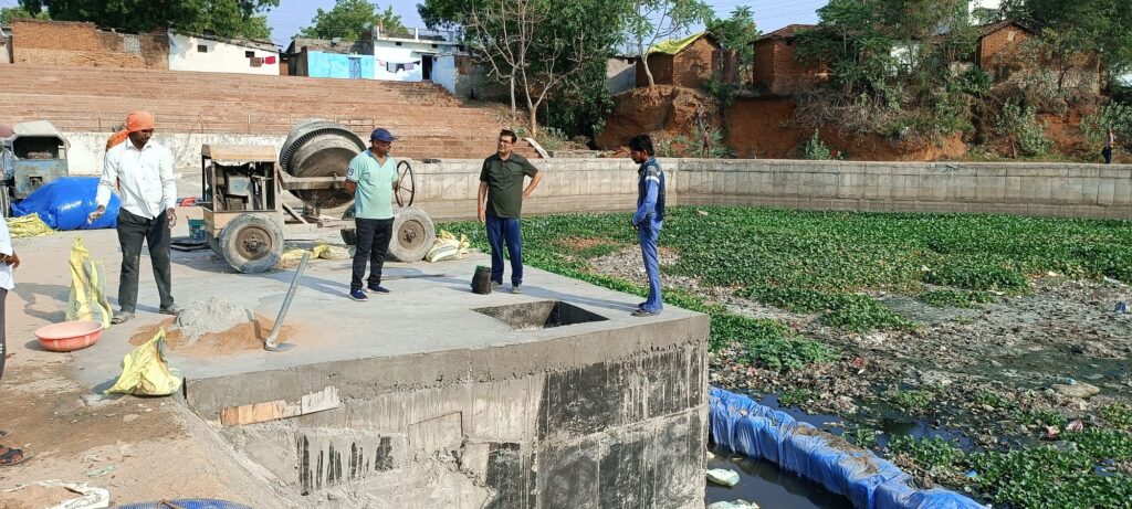 अधिकारी कर्मचारी व जनप्रतिनिधियों ने की महानदी तट की सफाई, शहर का गन्दा पानी अब नहीं मिलेग महानदी में, हुआ परमानेंट समाधान 4 img 20240606 0746467449418905207333998