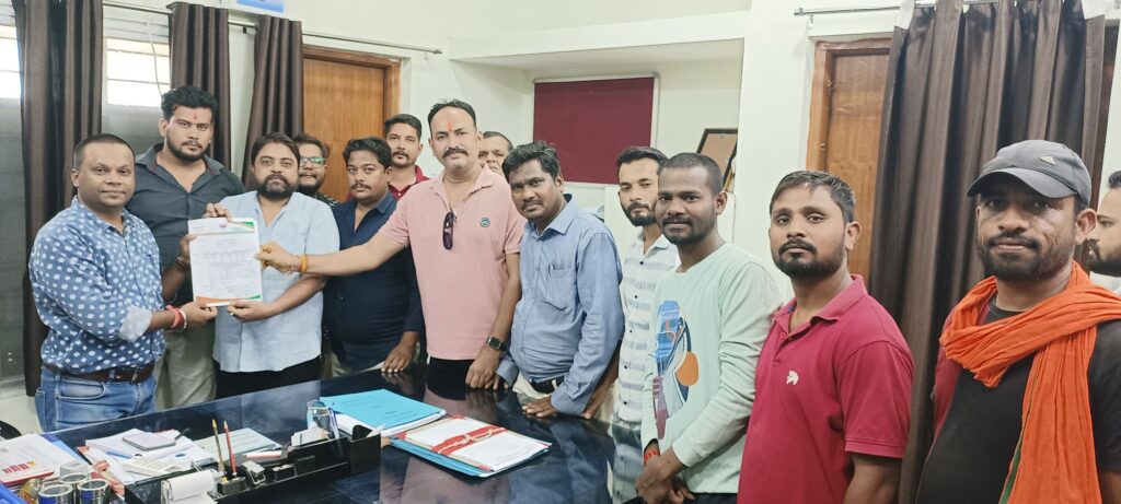 अघोषित विद्युत कटौती से परेशान शीतलापारा वासियो ने कार्यपालन यंत्री को सौंपा ज्ञापन, समस्या से निजात दिलाने..की मांग ..देखे वीडियो 3 img 20240621 1307146870424938441435608