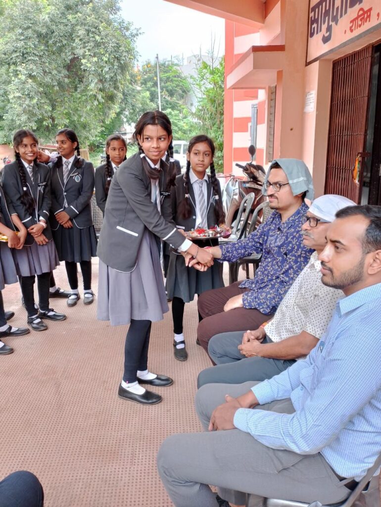 दावड़ा इंटरनेशनल स्कूल राजिम के बच्चों ने पुलिस जवान व स्वास्थ्य कर्मचारियों को बांधी राखी 3 img 20240818 wa00112204482906065557253