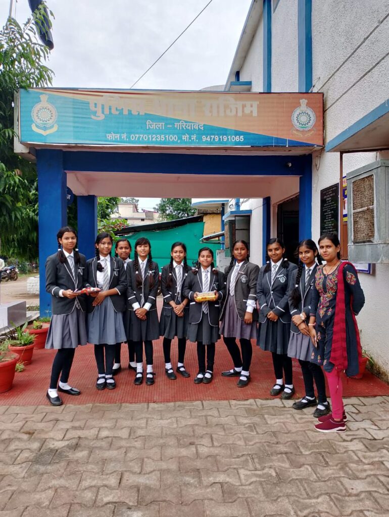 दावड़ा इंटरनेशनल स्कूल राजिम के बच्चों ने पुलिस जवान व स्वास्थ्य कर्मचारियों को बांधी राखी 2 img 20240818 wa00178942992958724837519