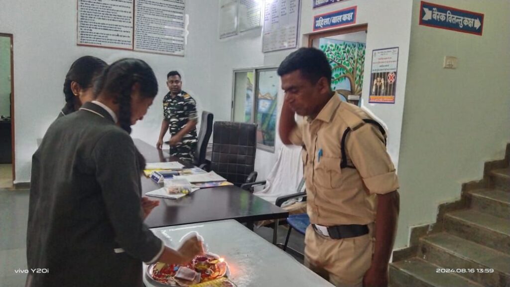 दावड़ा इंटरनेशनल स्कूल राजिम के बच्चों ने पुलिस जवान व स्वास्थ्य कर्मचारियों को बांधी राखी 6 img 20240818 wa00192432162610538887075