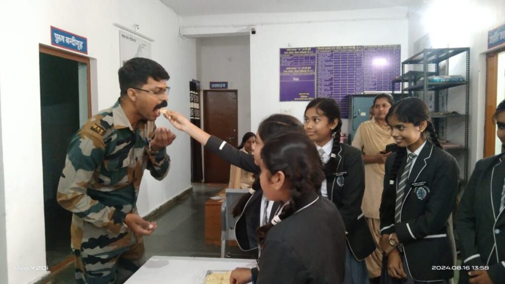 दावड़ा इंटरनेशनल स्कूल राजिम के बच्चों ने पुलिस जवान व स्वास्थ्य कर्मचारियों को बांधी राखी 7 img 20240818 wa00217970331536172089593