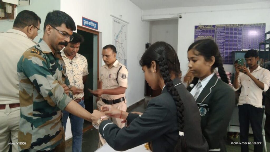 दावड़ा इंटरनेशनल स्कूल राजिम के बच्चों ने पुलिस जवान व स्वास्थ्य कर्मचारियों को बांधी राखी 5 img 20240818 wa00292042848786760138453