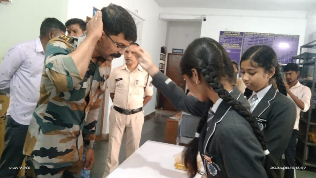 दावड़ा इंटरनेशनल स्कूल राजिम के बच्चों ने पुलिस जवान व स्वास्थ्य कर्मचारियों को बांधी राखी 8 img 20240818 wa00318992122789372991324