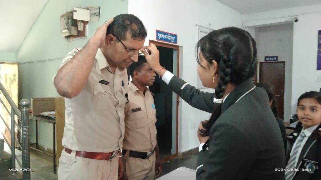 दावड़ा इंटरनेशनल स्कूल राजिम के बच्चों ने पुलिस जवान व स्वास्थ्य कर्मचारियों को बांधी राखी 4 img 20240818 wa00405259951111995265361