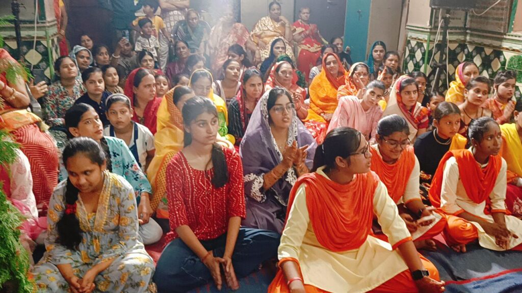 नगर के राधाकृष्ण मंदिर में जन्माष्टमी पर मध्यरात्रि तक रही कृष्ण भक्तो की भारी भीड़ 2 img 20240827 wa00064512769125241406334