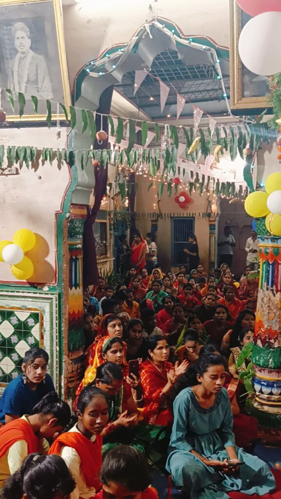नगर के राधाकृष्ण मंदिर में जन्माष्टमी पर मध्यरात्रि तक रही कृष्ण भक्तो की भारी भीड़ 3 img 20240827 wa00078302425324691989443