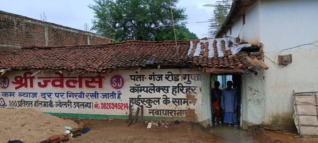 कुर्रा मे ग्रामीणों के घर मे घुसा नहर का पानी, बुजुर्ग का घर हुआ क्षतिग्रस्त, मुआवजा के लिए की मांग 6 img 20240822 1544046762815560154437374