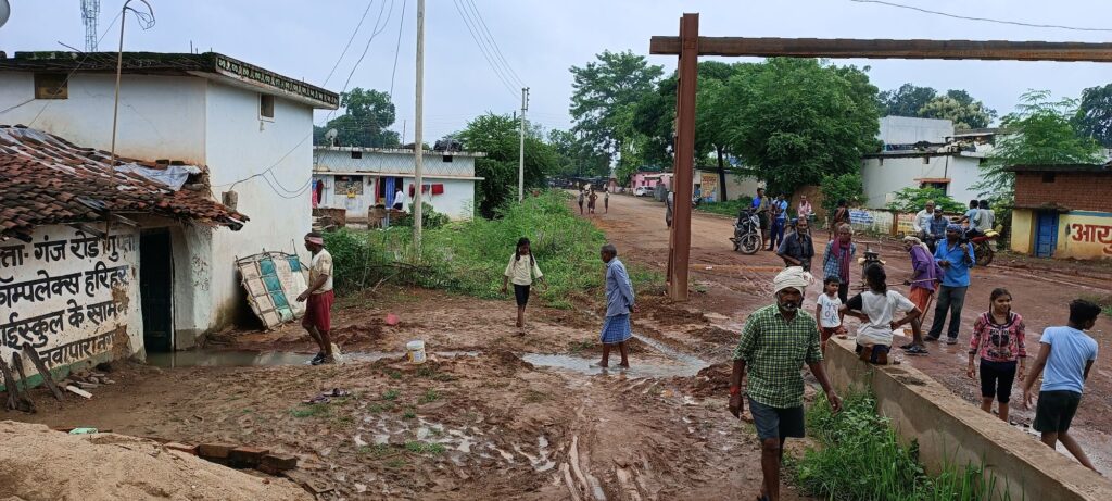 कुर्रा मे ग्रामीणों के घर मे घुसा नहर का पानी, बुजुर्ग का घर हुआ क्षतिग्रस्त, मुआवजा के लिए की मांग 7 img 20240822 1556222737067201248815754