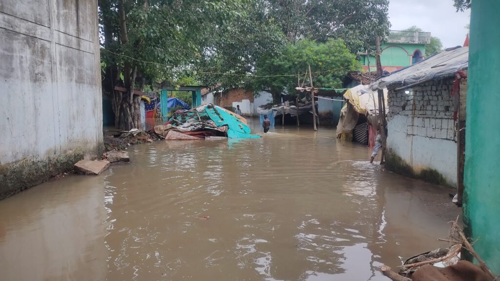 अभनपुर विधायक इंद्रकुमार साहू ने किया प्रभावित क्षेत्र का दौरा,प्रभावित लोगो से बातचीत कर जाना कुशलक्षेम 3 img 20240911 wa00686383298082780258158