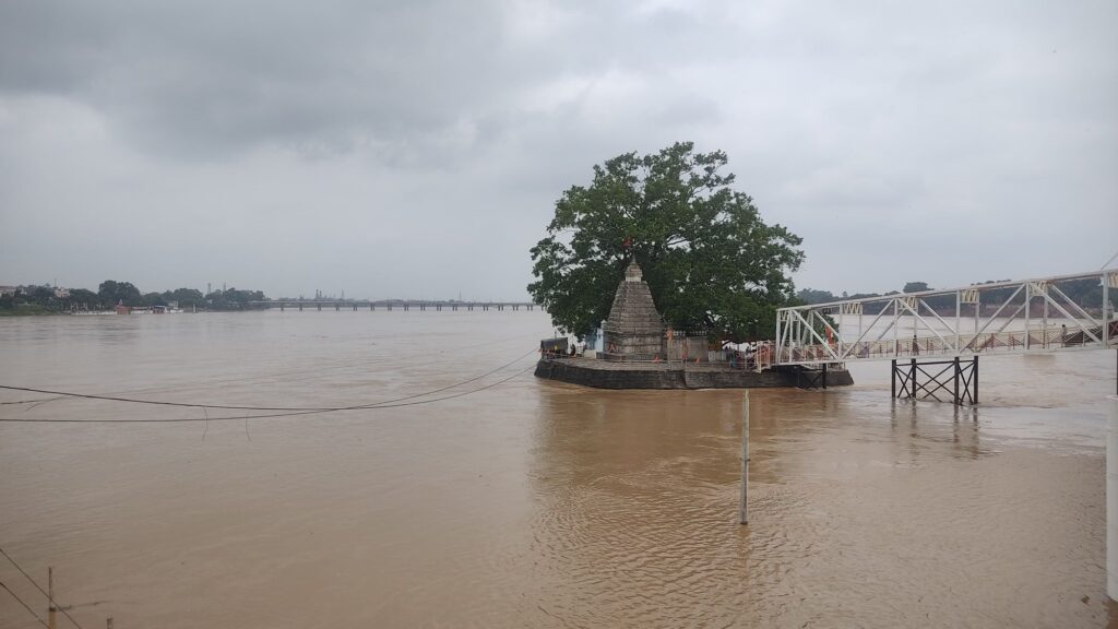 अभनपुर विधायक इंद्रकुमार साहू ने किया प्रभावित क्षेत्र का दौरा,प्रभावित लोगो से बातचीत कर जाना कुशलक्षेम 5 img 20240911 wa00707271685251809011050