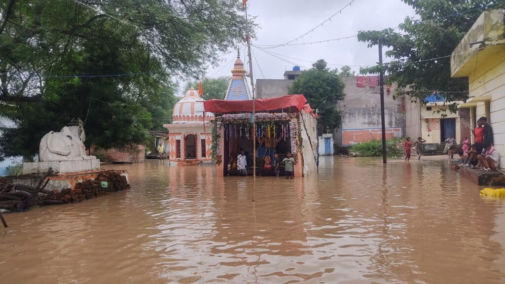 अभनपुर विधायक इंद्रकुमार साहू ने किया प्रभावित क्षेत्र का दौरा,प्रभावित लोगो से बातचीत कर जाना कुशलक्षेम 4 img 20240911 wa00724507786208065950470