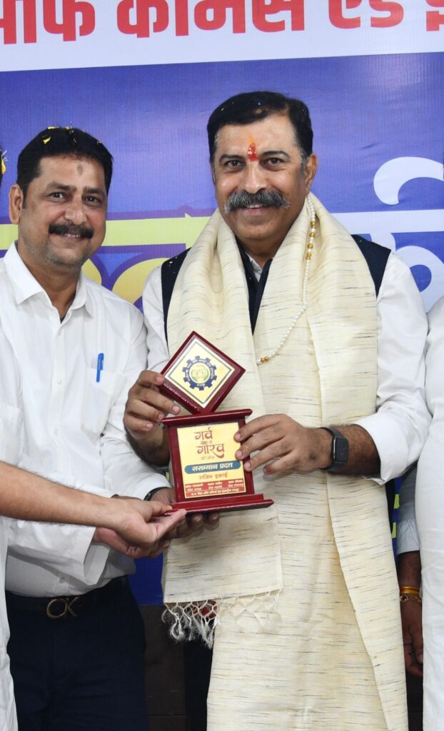 संगठन मे ज्यादा व्यापारिक सदस्य को जोड़ने के लिए नवापारा इकाई सम्मानित 2 img 20240925 wa00453380854396648398925