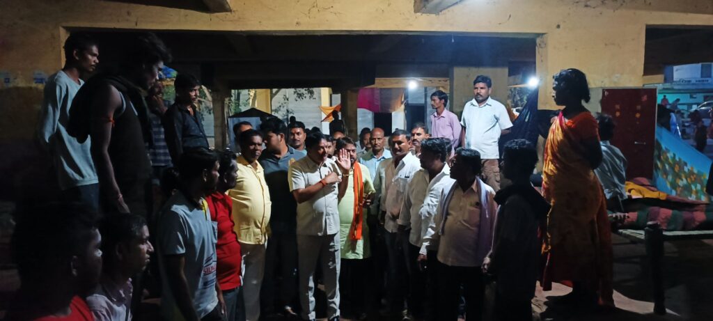 अभनपुर विधायक इंद्रकुमार साहू ने किया प्रभावित क्षेत्र का दौरा,प्रभावित लोगो से बातचीत कर जाना कुशलक्षेम 2 img 20240911 1826584536924325628411646