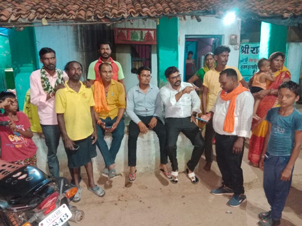 नवापारा भाजपा किसान मोर्चा ने सोनेसिली मे चलाया सदस्यता अभियान, बड़ी संख्या मे ग्रामीणों ने ली पार्टी की सदस्यता 2 img 20240930 wa00175285713488984545445