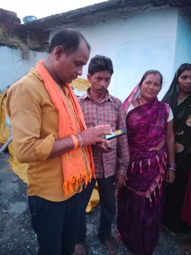 नवापारा भाजपा किसान मोर्चा ने सोनेसिली मे चलाया सदस्यता अभियान, बड़ी संख्या मे ग्रामीणों ने ली पार्टी की सदस्यता 6 img 20240930 wa00245857586864998014149