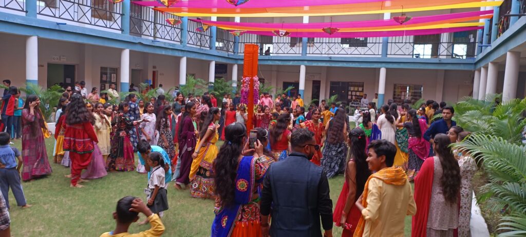 रॉयल गरबा उत्सव मे जमकर थिरके स्कूली बच्चे व पालक, देखे वीडियो 4 img 20241005 1402592132092100252646673
