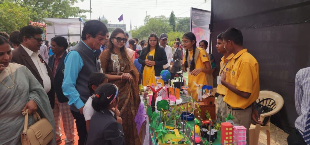 दावड़ा इंटरनेशनल स्कूल अभनपुर में कलाकृति 2.0 कार्यक्रम का हुआ भव्य आगाज, देखे विडिओ 2 img 20241122 wa0073624506766910401923