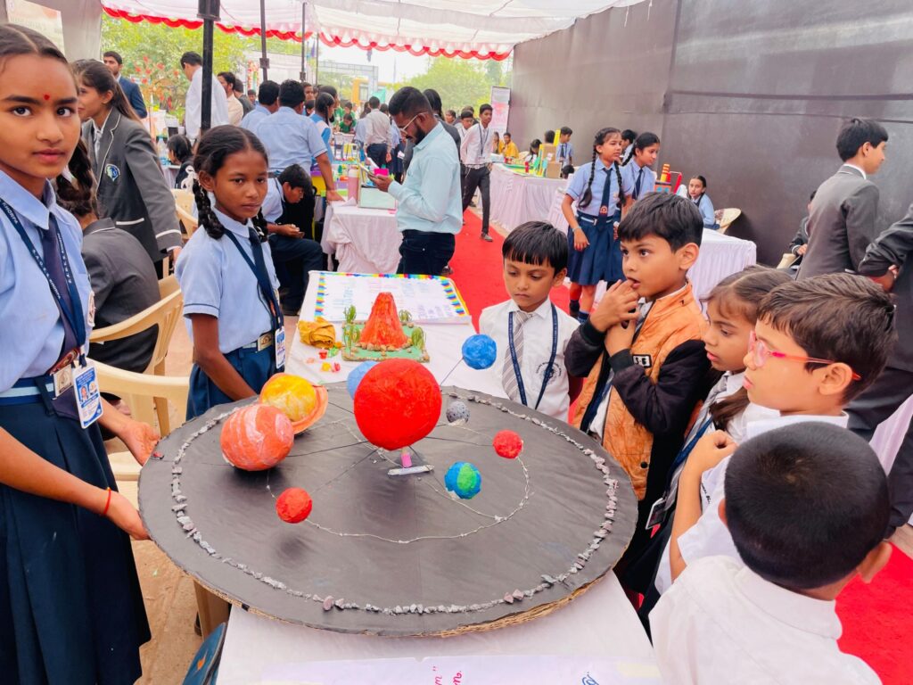 दावड़ा इंटरनेशनल स्कूल अभनपुर में कलाकृति 2.0 कार्यक्रम का हुआ भव्य आगाज, देखे विडिओ 10 img 20241122 wa00801946697650768864388