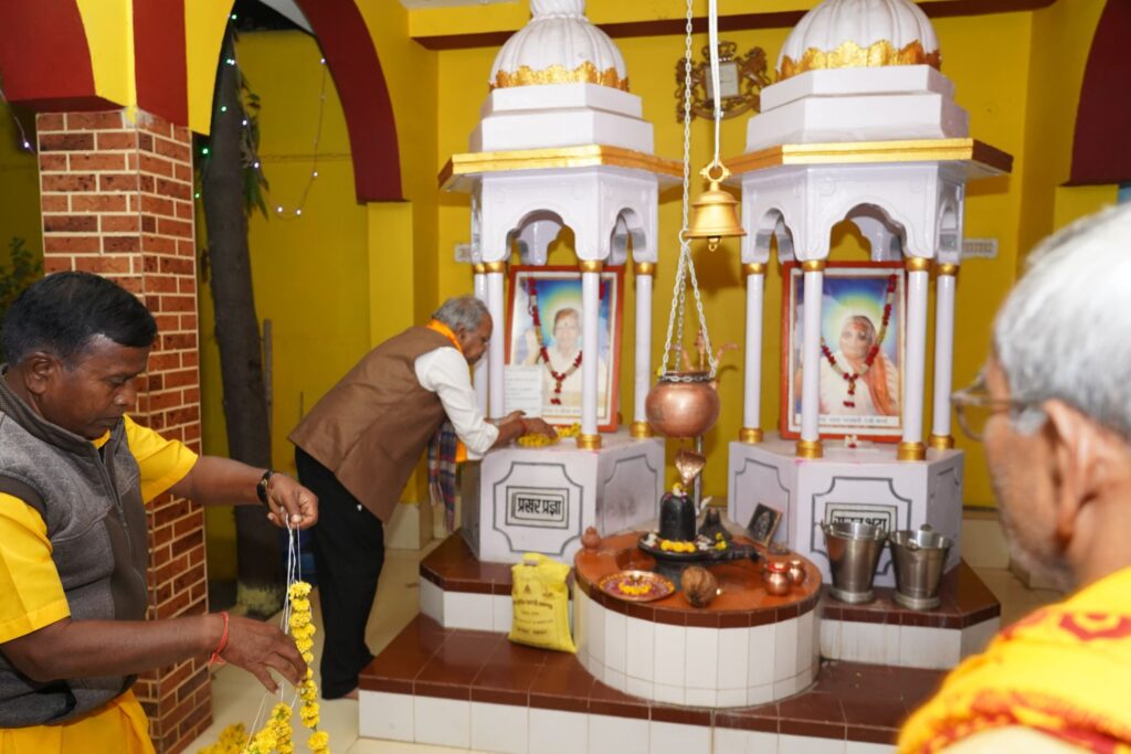 पूर्व कैबिनेट मंत्री बृजमोहन अग्रवाल देर रात नवापारा क़े गायत्री मन्दिर पहुंचे 2 img 20250105 wa00275654291086069196286