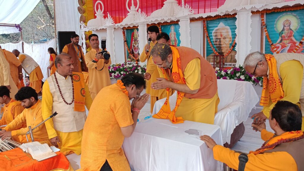गोयल निवास पहुंचे कुलपति डॉ. चिन्मय पंड्या, किया आशीर्वाद प्रदान 2 img 20250106 wa00618164114655331279825