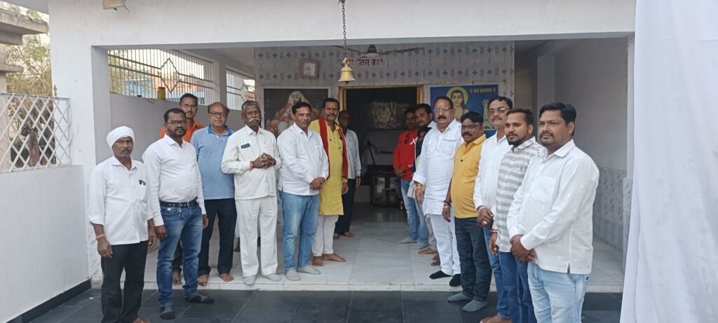 नगर क़े वार्ड क्र -9 में सम्मान समारोह का हुआ आयोजन , शॉल - श्रीफल प्रदान कर किया गया सम्मानित 2 img 20250105 1658123689878703189102616