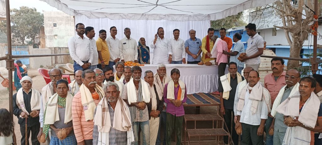 नगर क़े वार्ड क्र -9 में सम्मान समारोह का हुआ आयोजन , शॉल - श्रीफल प्रदान कर किया गया सम्मानित 3 img 20250105 1718302917029500195309064