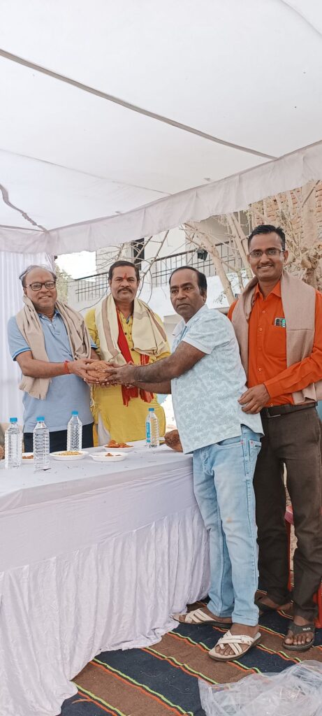 नगर क़े वार्ड क्र -9 में सम्मान समारोह का हुआ आयोजन , शॉल - श्रीफल प्रदान कर किया गया सम्मानित 4 img 20250105 1728117495422092177651766