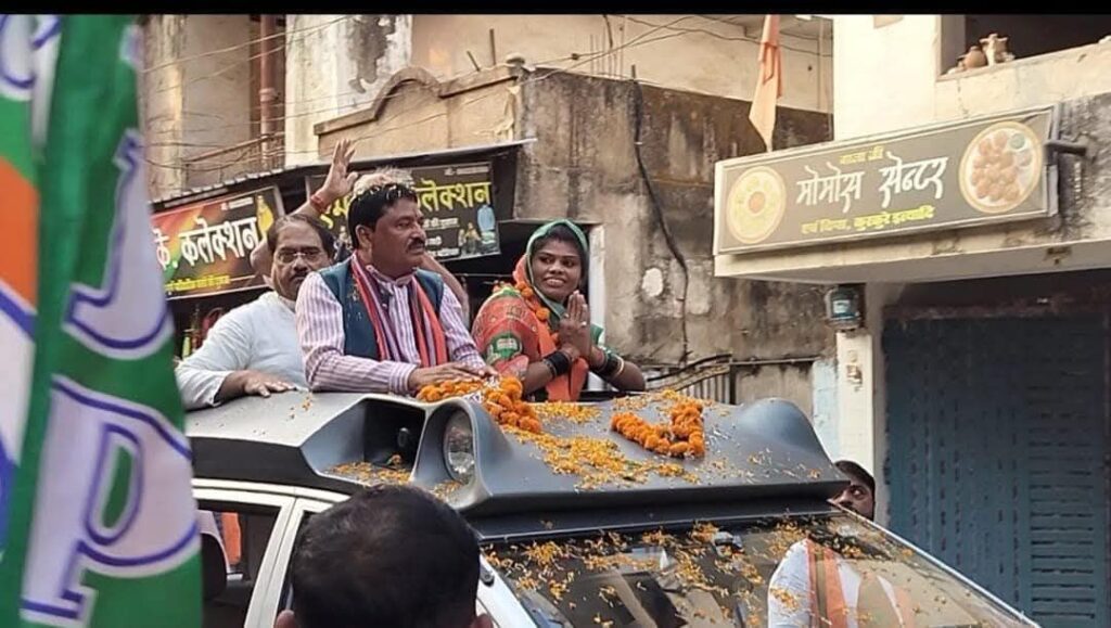 भाजपा प्रत्याशी के पक्ष में सांसद बृजमोहन अग्रवाल ने रोड शो कर माँगा जन आशीर्वाद, कार्यकर्ताओ का उमड़ा जनसैलाब 2 fb img 17389780945721219875690983203874