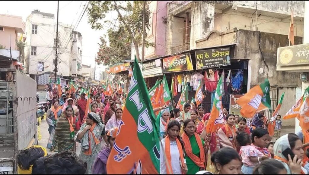 भाजपा प्रत्याशी के पक्ष में सांसद बृजमोहन अग्रवाल ने रोड शो कर माँगा जन आशीर्वाद, कार्यकर्ताओ का उमड़ा जनसैलाब 4 fb img 17389781025356400966681382866496