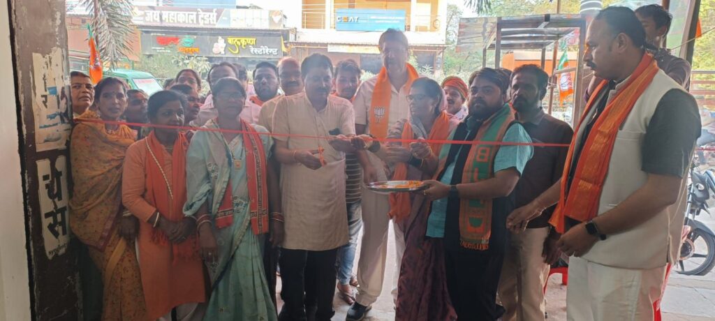 नवापारा में भाजपा ने किया केंद्रीय कार्यालय का उद्घाटन, क्षेत्रीय विधायक इंद्रकुमार साहू सहित अन्य रहे प्रमुख रूप से उपस्थित 3 img 20250204 wa00401900647228025182928