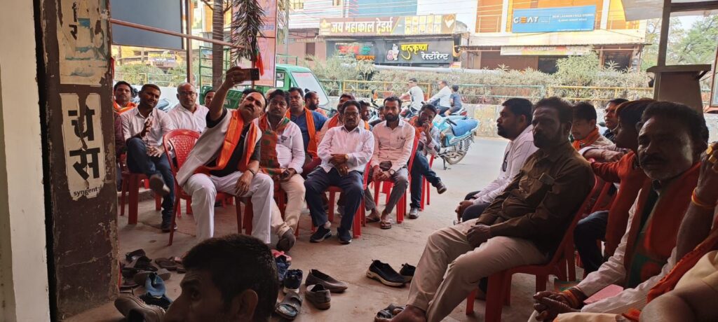 नवापारा में भाजपा ने किया केंद्रीय कार्यालय का उद्घाटन, क्षेत्रीय विधायक इंद्रकुमार साहू सहित अन्य रहे प्रमुख रूप से उपस्थित 6 img 20250204 wa00424375431359110346918