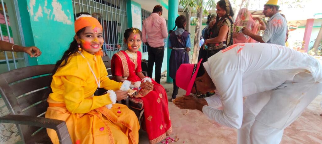 दर्रा (कुरूद) मा. शाला मे धुमधाम से मनाया गया होली पर्व 3 img 20250313 wa00448302079799122393907